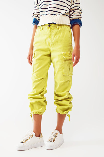 Pantalones cargo con extremos de borlas en color lima