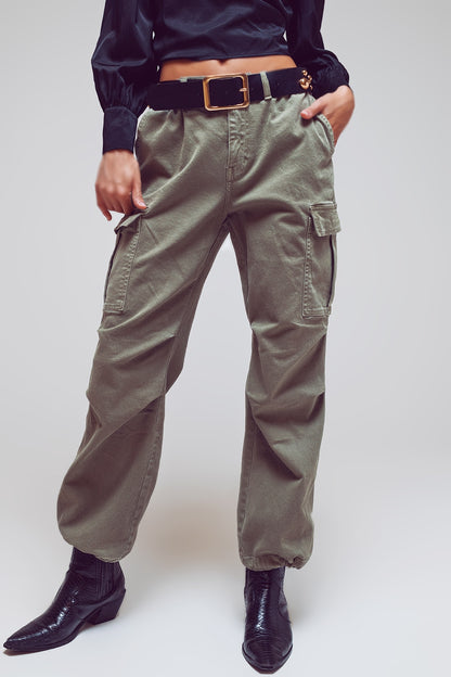 Pantalones cargo con extremos de borlas en verde militar