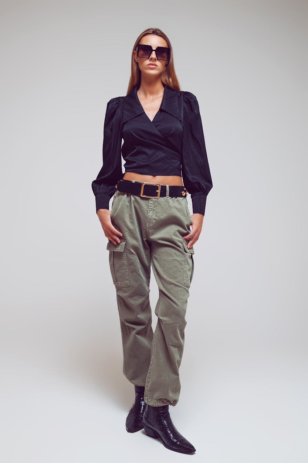 Pantalones cargo con extremos de borlas en verde militar