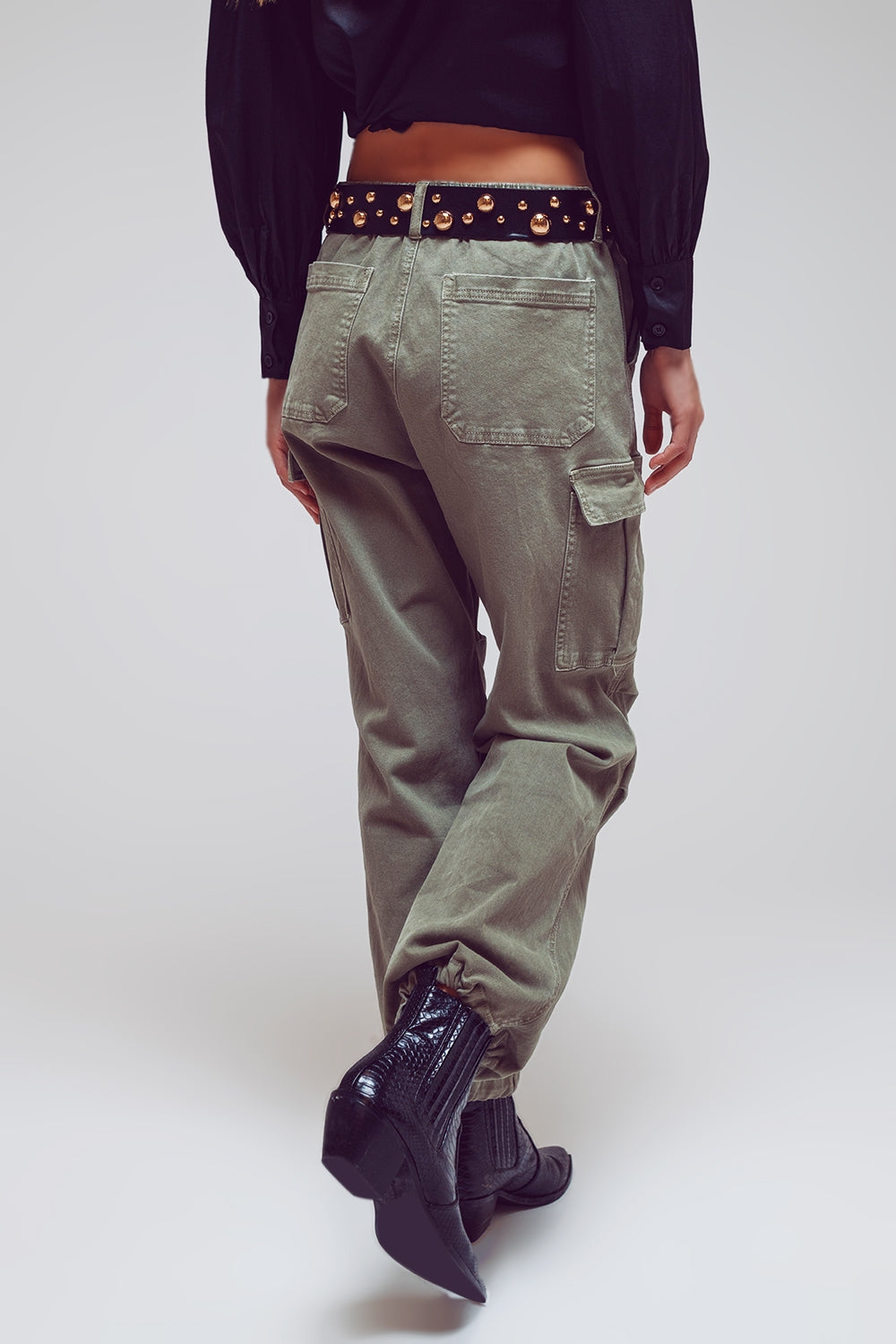 Pantalones cargo con extremos de borlas en verde militar