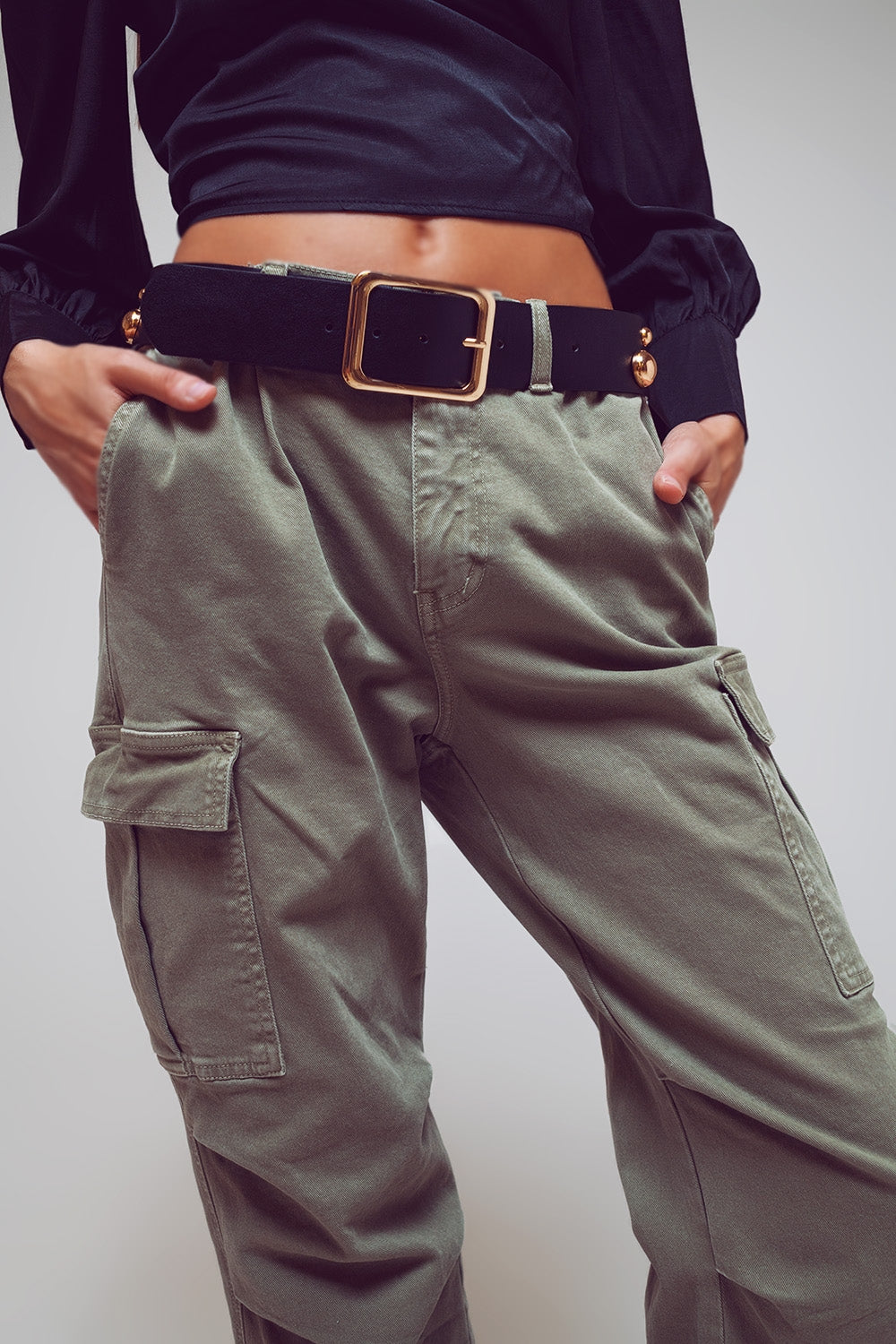 Pantalones cargo con extremos de borlas en verde militar