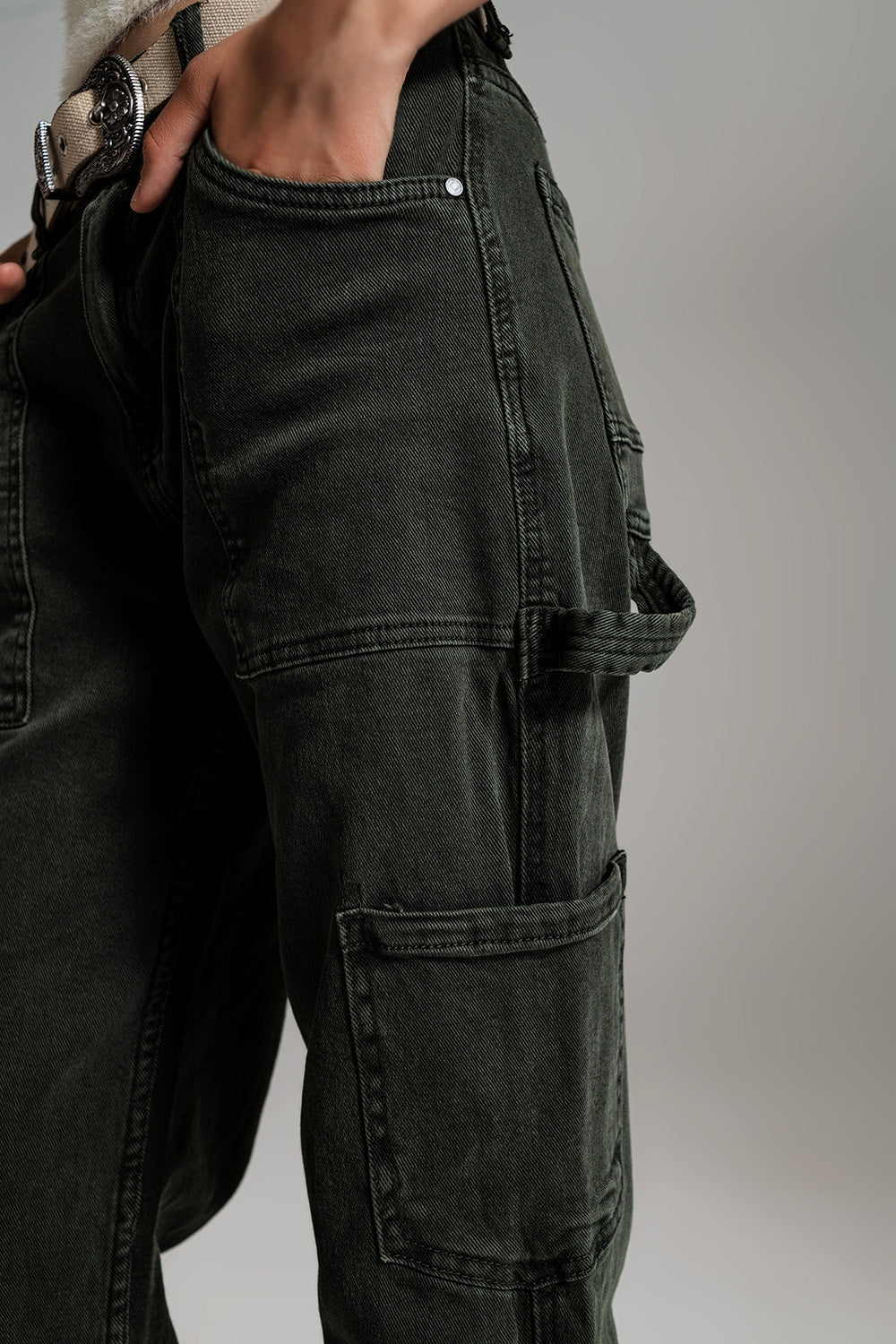 Pantalones cargo de pierna recta en verde oscuro