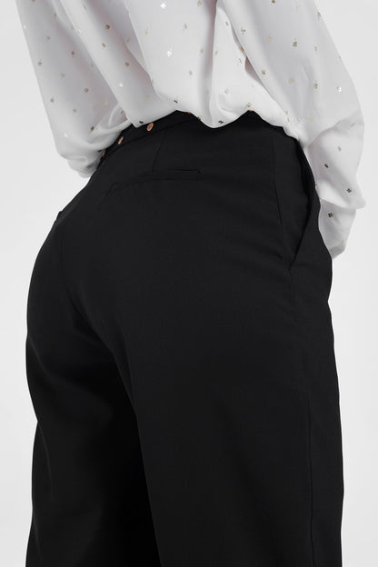 Pantalones con cinturón en negro