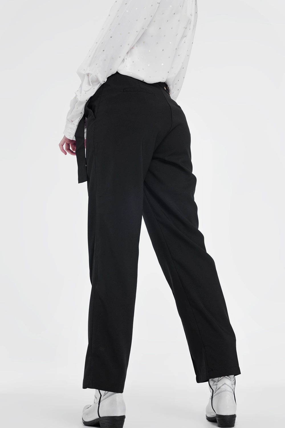 Pantalones con cinturón en negro