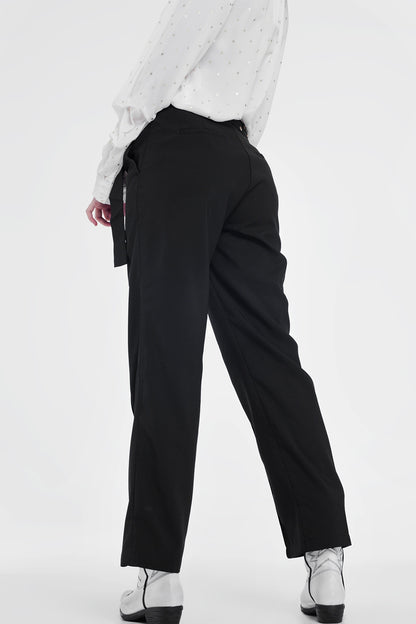 Pantalones con cinturón en negro