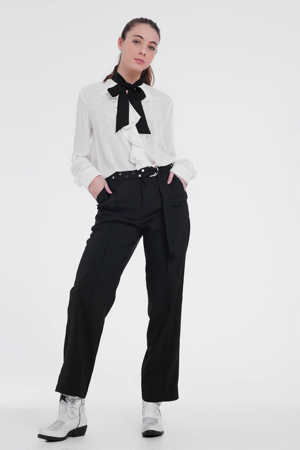 Pantalones con cinturón en negro