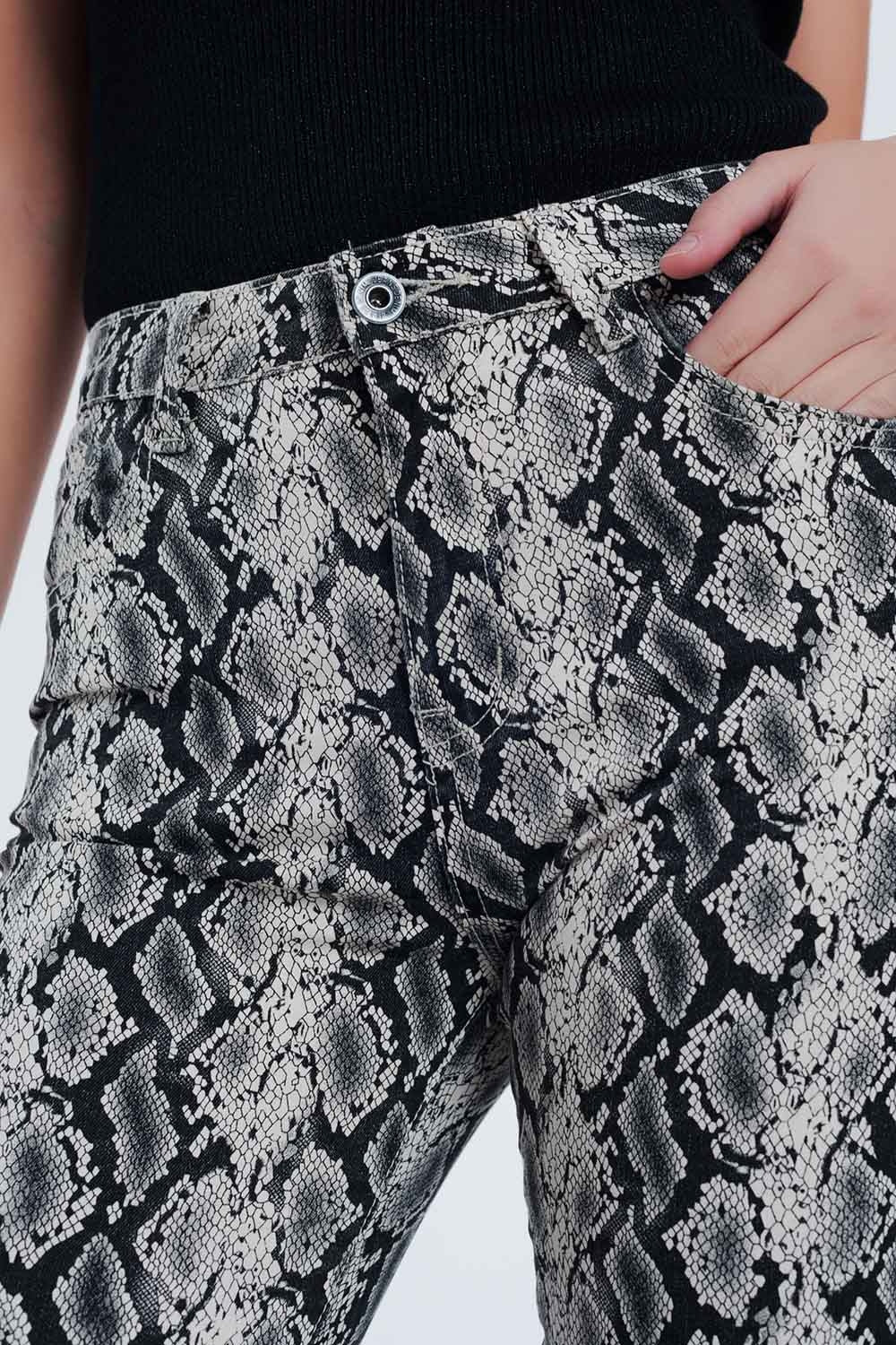 Pantalones con detalle de estampado de serpiente