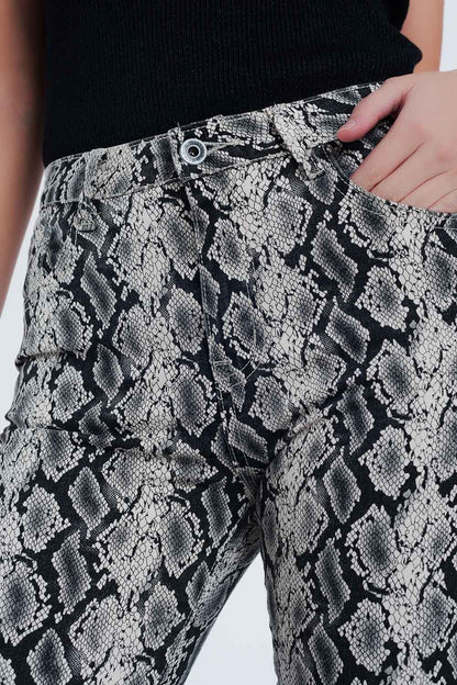 Pantalones con detalle de estampado de serpiente