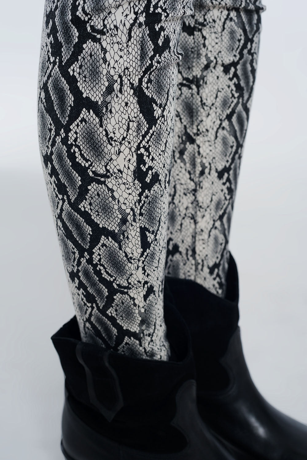 Pantalones con detalle de estampado de serpiente