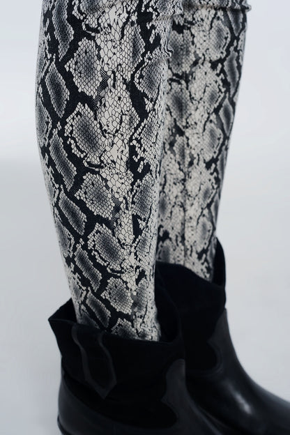 Pantalones con detalle de estampado de serpiente