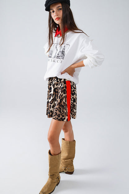 Pantalones cortos con estampado de leopardo y rayas rojas laterales