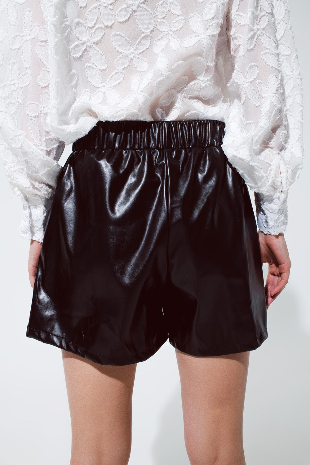 Pantalones cortos de cuero en negro