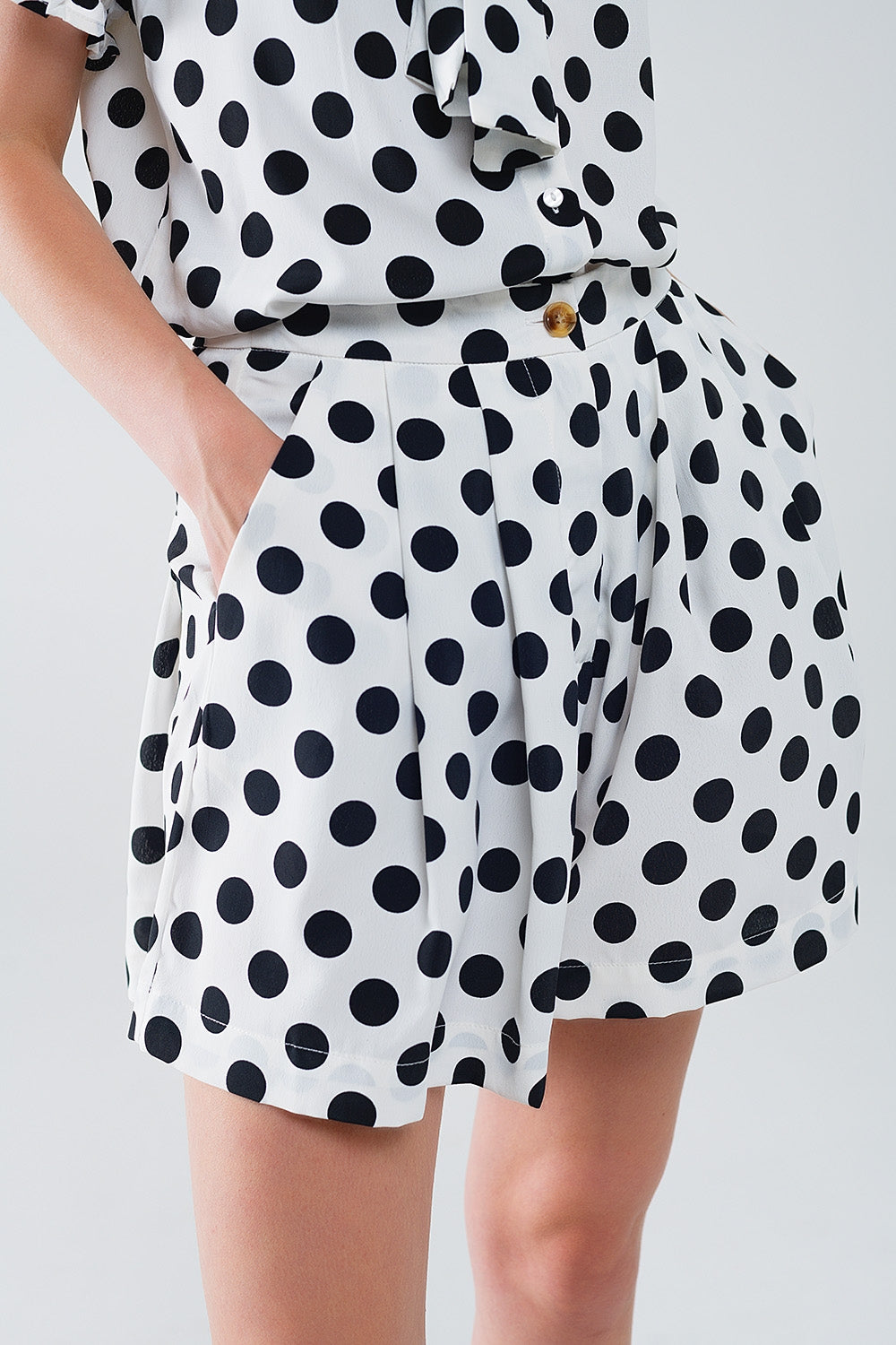 Pantalones cortos de lunares con bolsillos