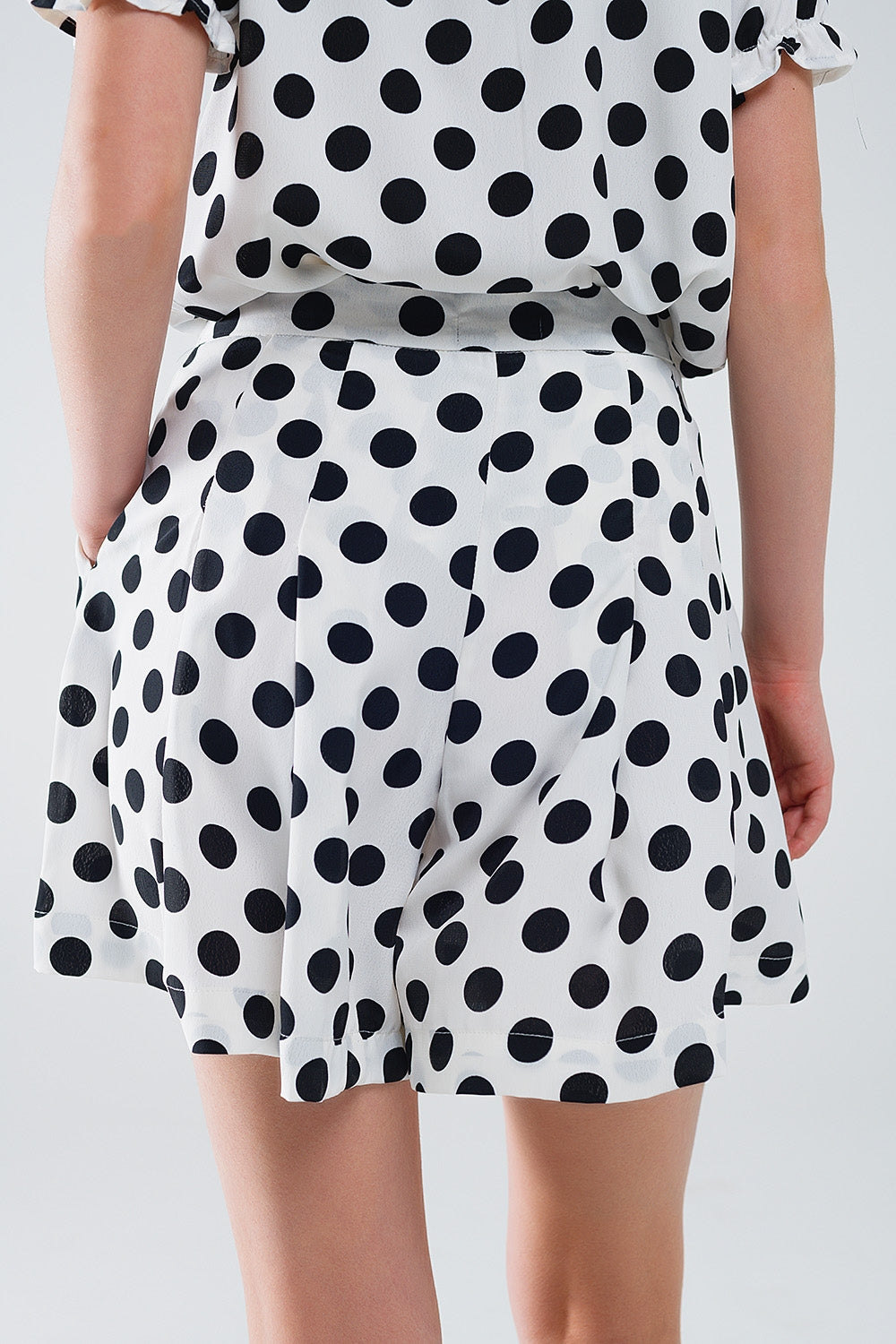 Pantalones cortos de lunares con bolsillos
