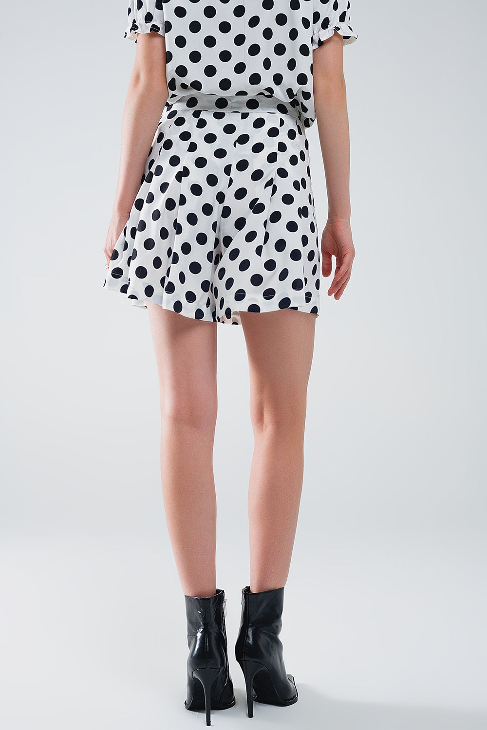 Pantalones cortos de lunares con bolsillos