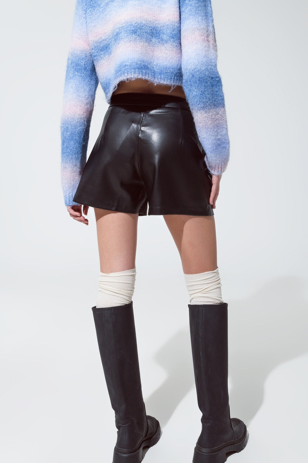 Pantalones cortos de piel sintética con detalle en la cintura
