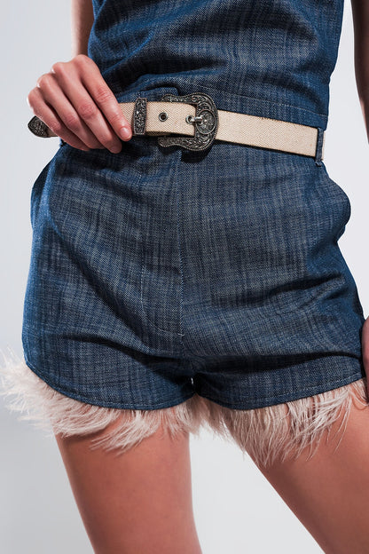 Pantalones cortos de traje color azul con plumas sintéticas en el bajo