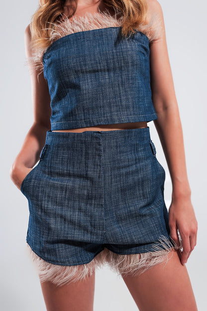 Pantalones cortos de traje color azul con plumas sintéticas en el bajo