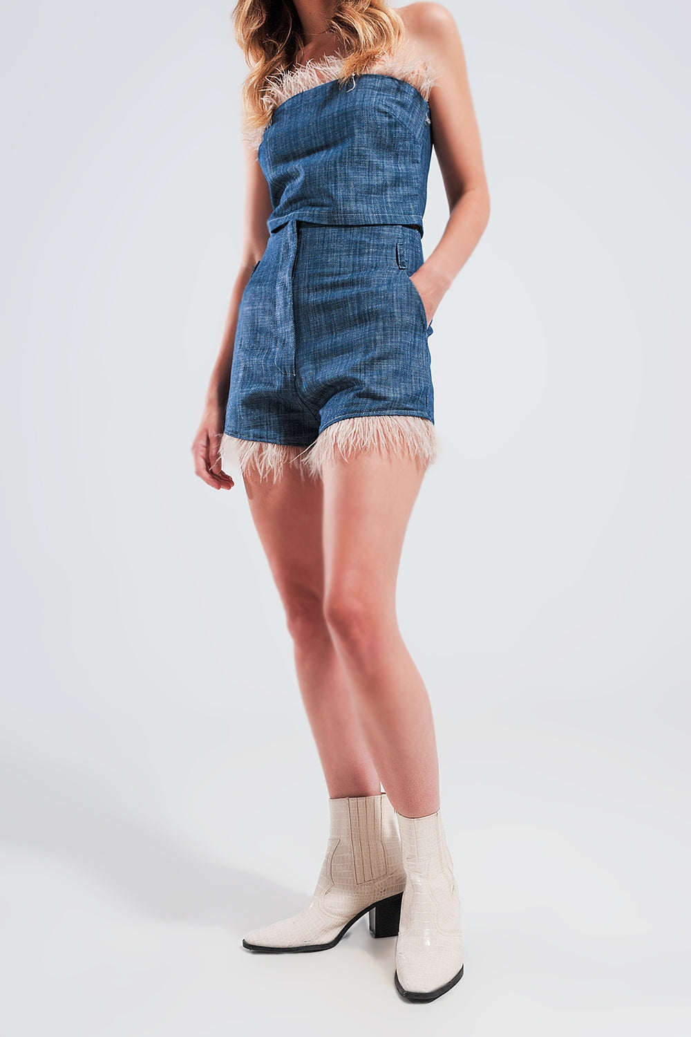 Pantalones cortos de traje color azul con plumas sintéticas en el bajo