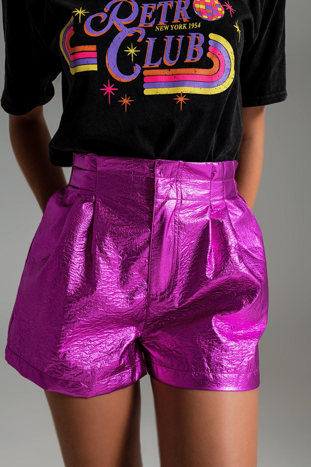 Pantalones cortos metálicos con pinzas delanteras en fucsia