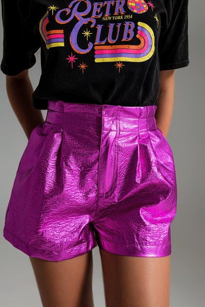 Pantalones cortos metálicos con pinzas delanteras en fucsia