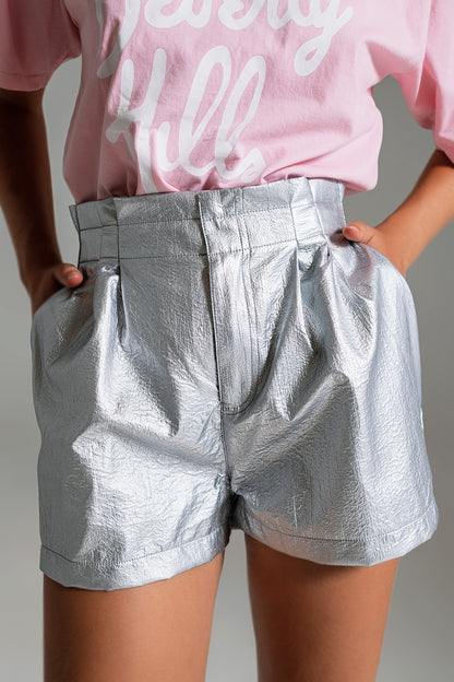 Pantalones cortos metálicos con pinzas frontales en plata