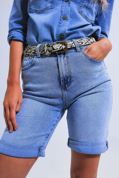 Pantalones cortos vaqueros azul medio con dobladillo vuelto