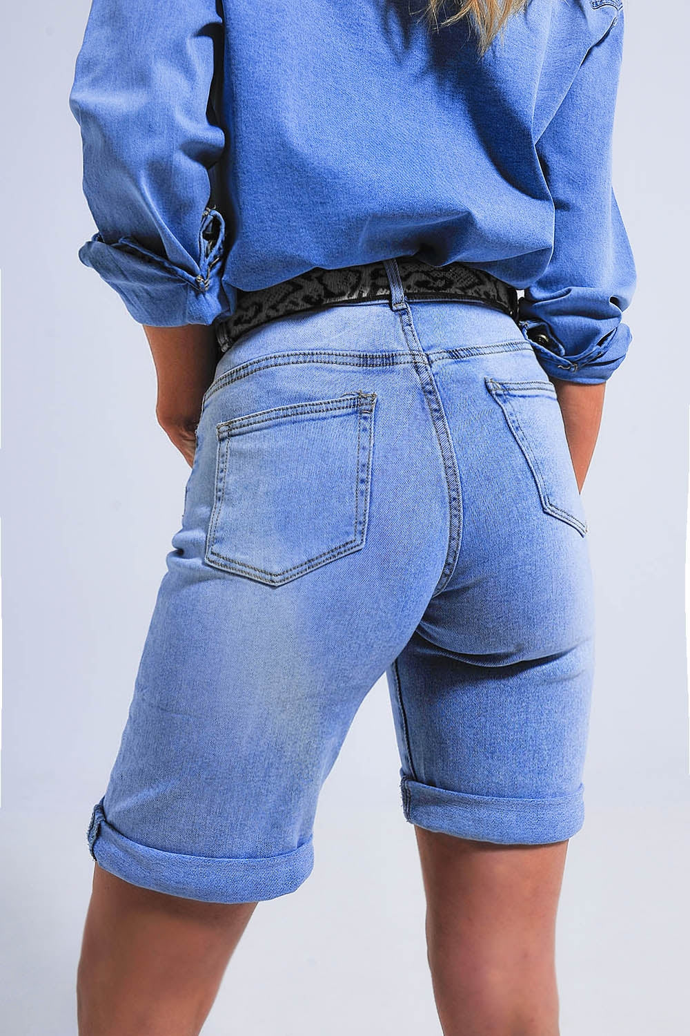 Pantalones cortos vaqueros azul medio con dobladillo vuelto
