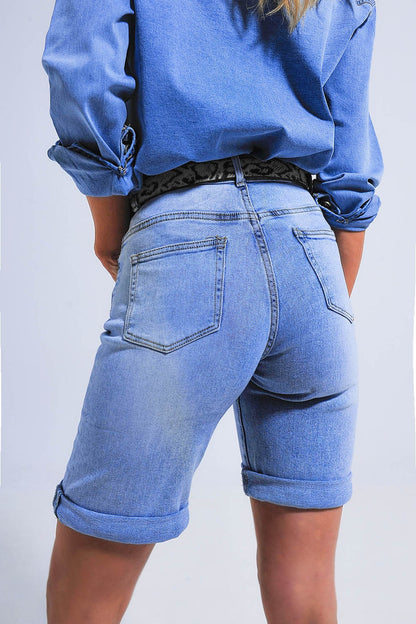 Pantalones cortos vaqueros azul medio con dobladillo vuelto
