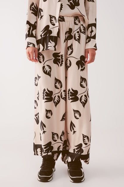 Pantalones crema elásticos de pernera muy ancha