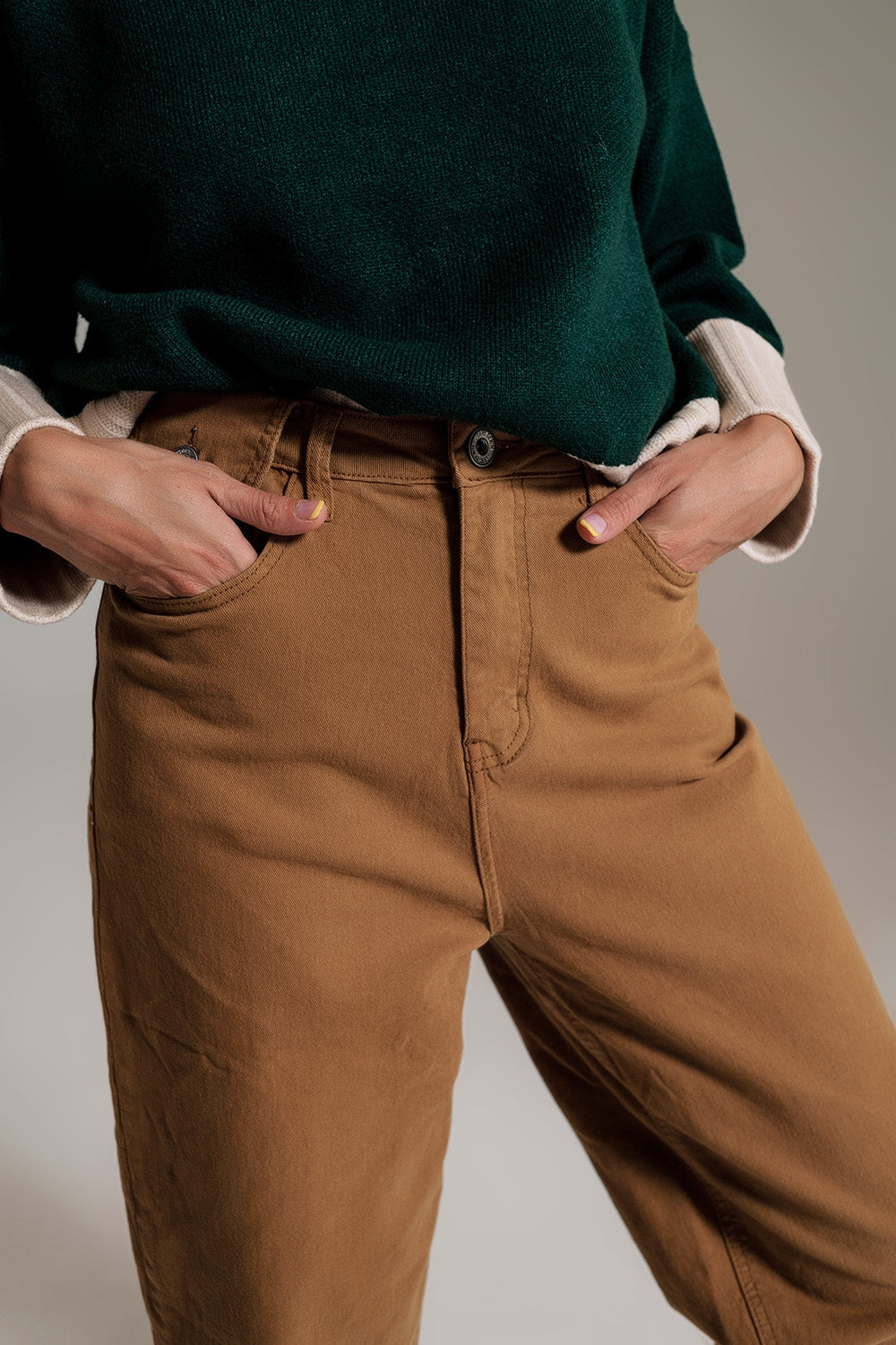 Pantalones de camel relajados con detalle de bolsillo en la cintura