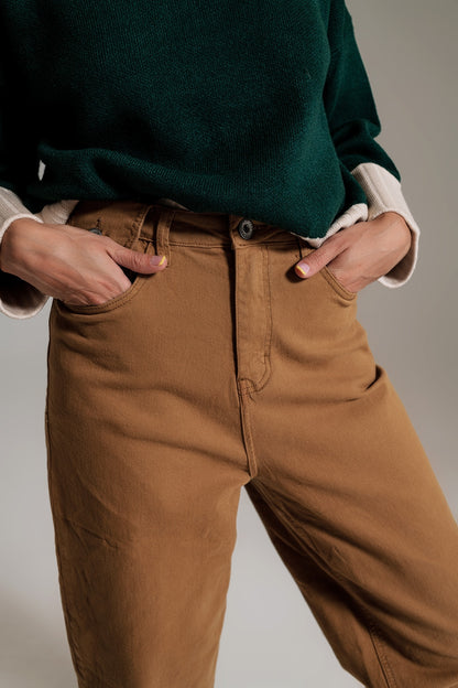 Pantalones de camel relajados con detalle de bolsillo en la cintura
