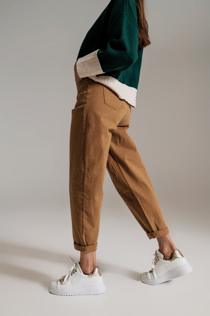 Pantalones de camel relajados con detalle de bolsillo en la cintura