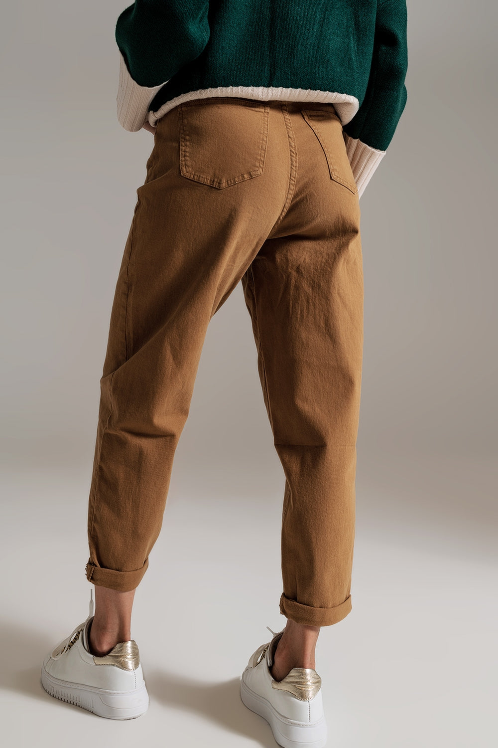Pantalones de camel relajados con detalle de bolsillo en la cintura