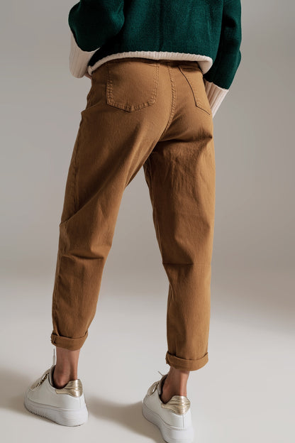 Pantalones de camel relajados con detalle de bolsillo en la cintura