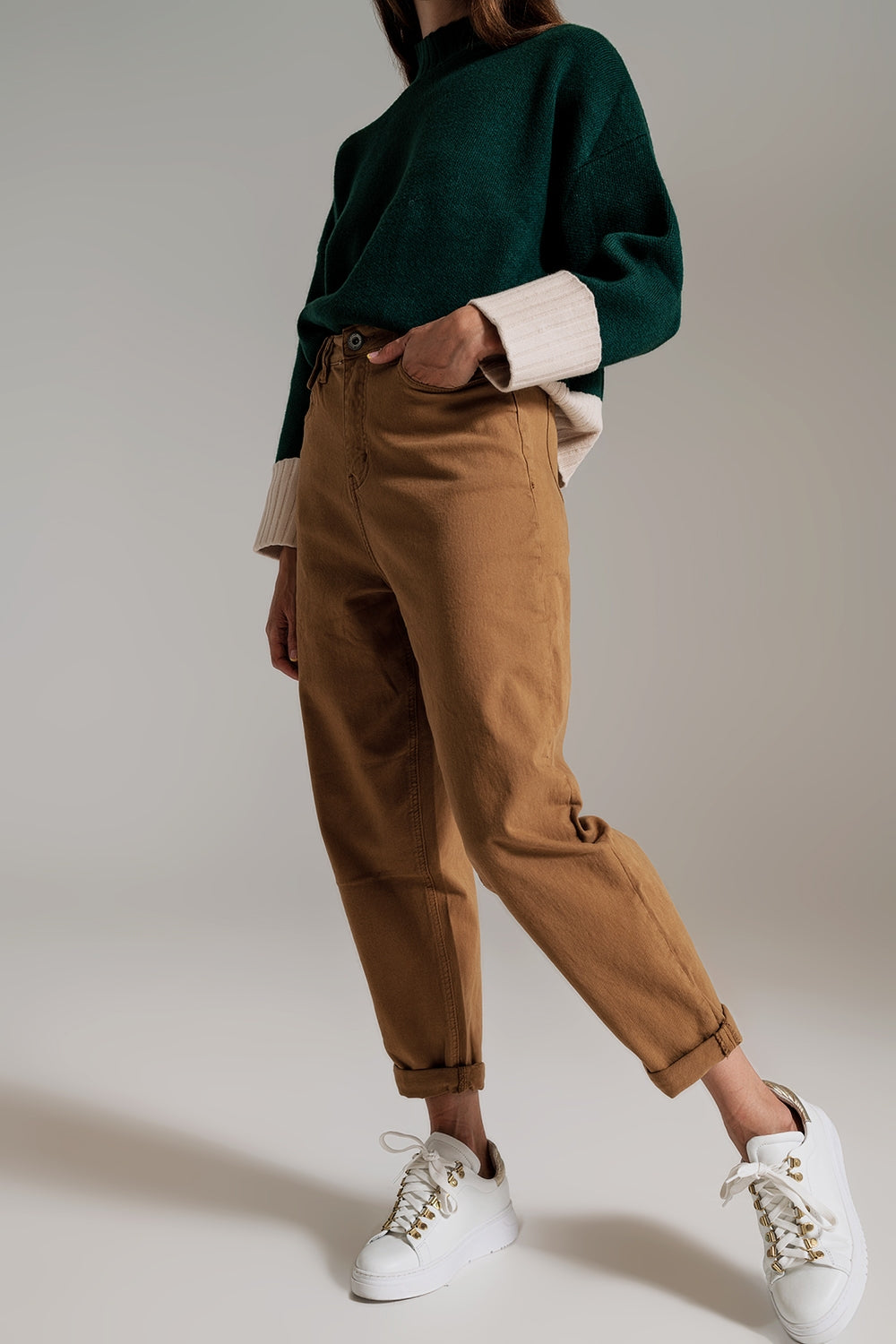 Pantalones de camel relajados con detalle de bolsillo en la cintura