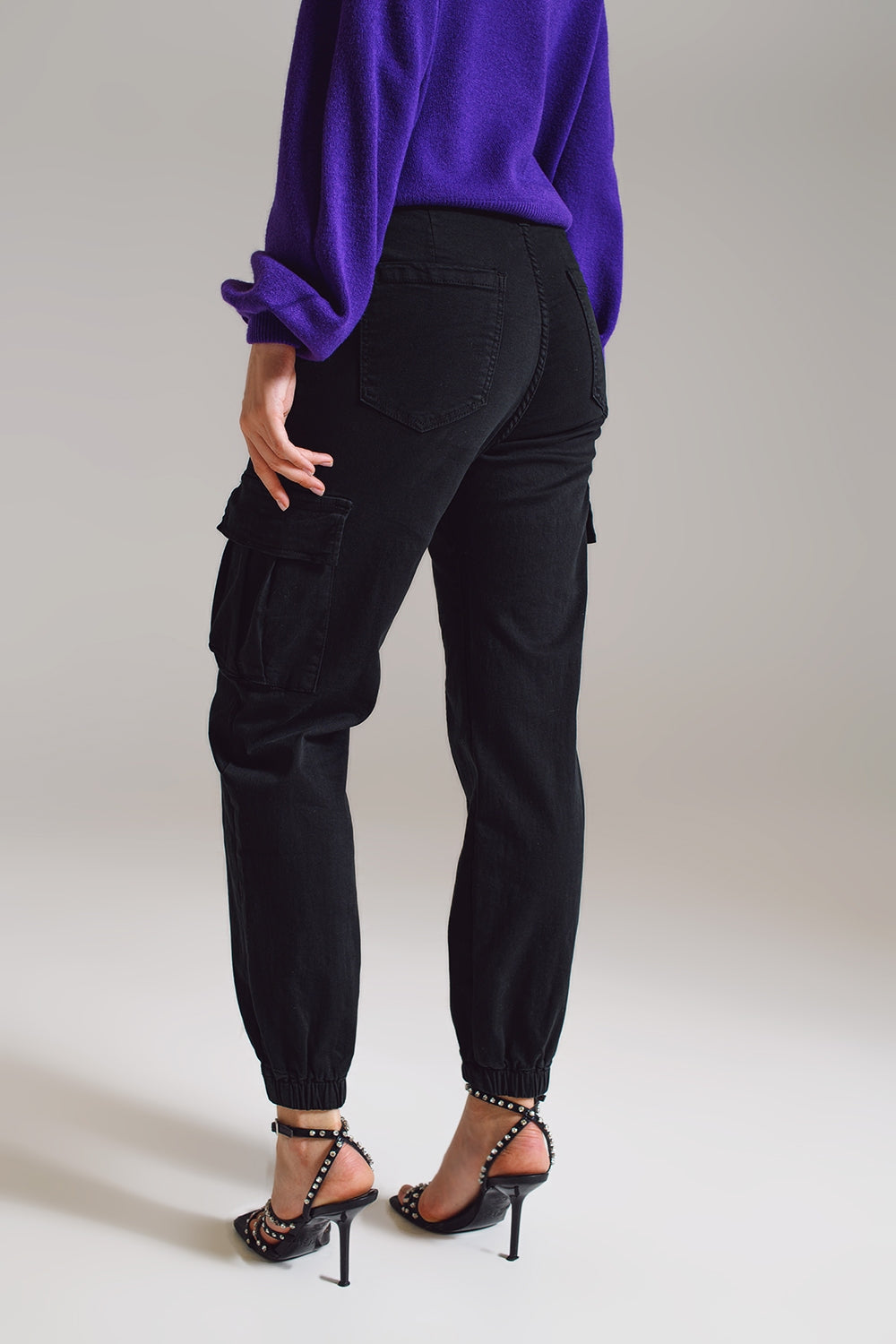 pantalones de cargo negros con cintura y dobladillo elásticos