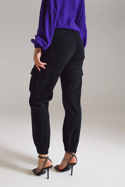 pantalones de cargo negros con cintura y dobladillo elásticos