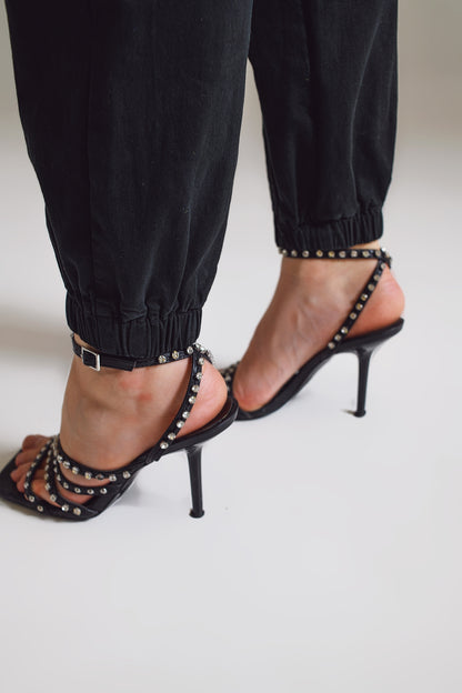 pantalones de cargo negros con cintura y dobladillo elásticos