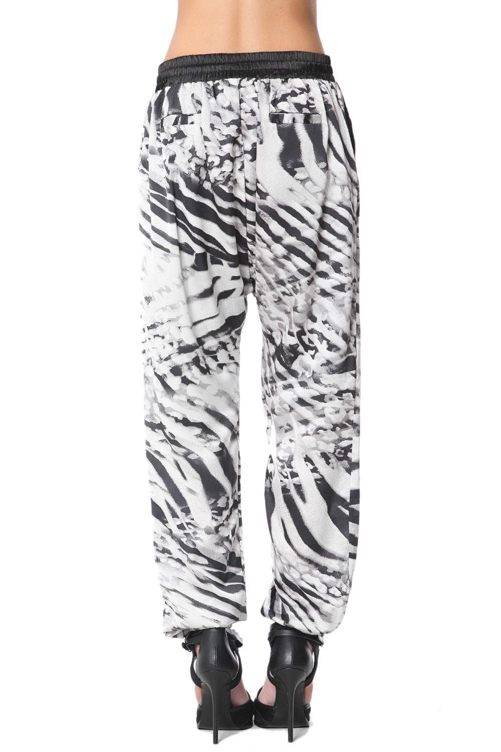 Pantalones baggy con estampado animal gris