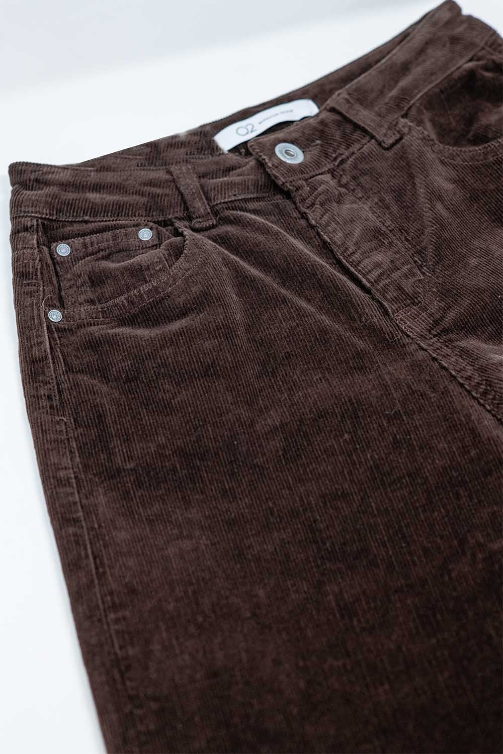 pantalones de pana en marrón oscuro