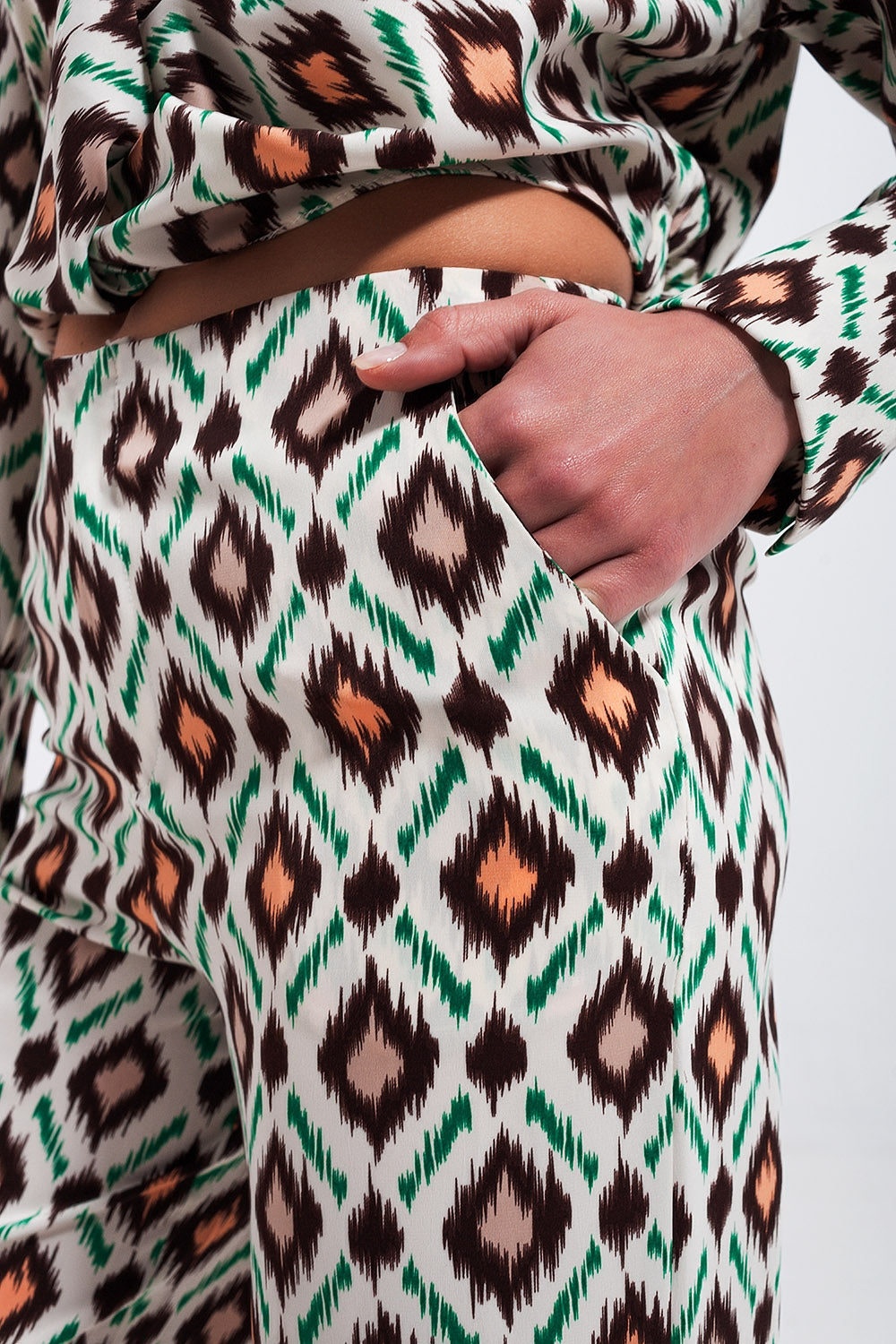 Pantalones de pernera ancha con estampado geométrico