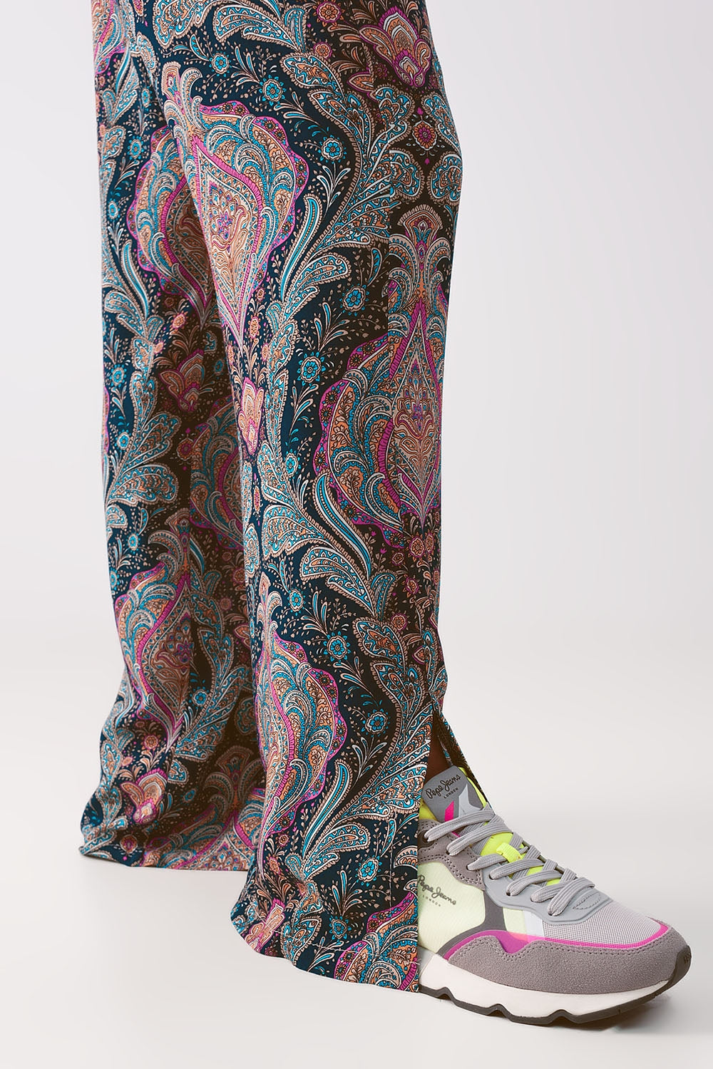Pantalones de pernera ancha y estampado de cachemir en azul marino