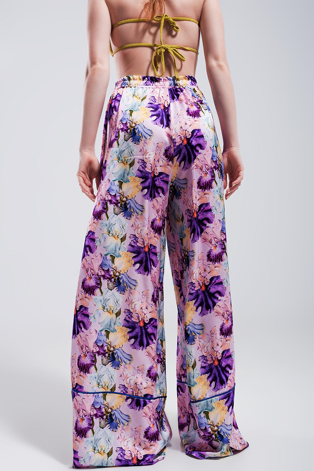 Pantalones de pernera ancha y talle alto con estampado floral morado de satén