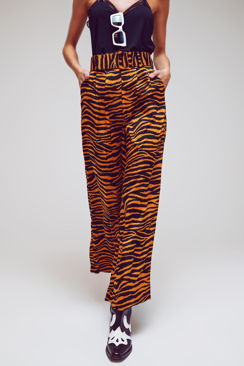Pantalones de pierna recta con estampado animal y cinturón ancho con hebilla