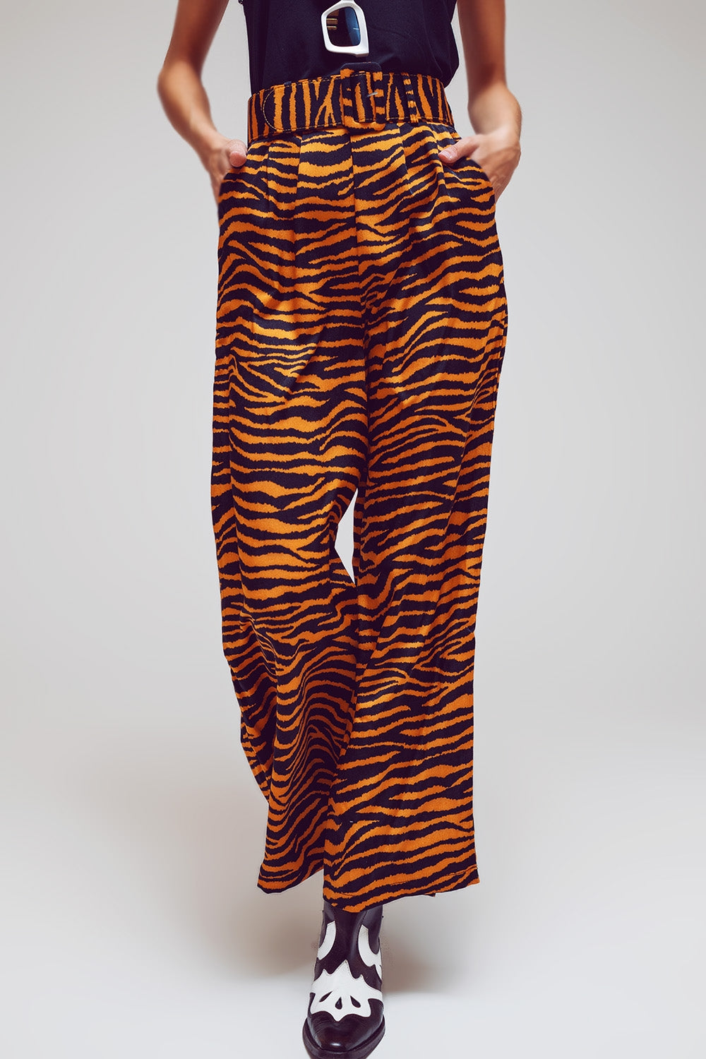 Pantalones de pierna recta con estampado animal y cinturón ancho con hebilla