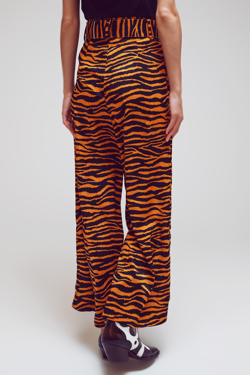 Pantalones de pierna recta con estampado animal y cinturón ancho con hebilla