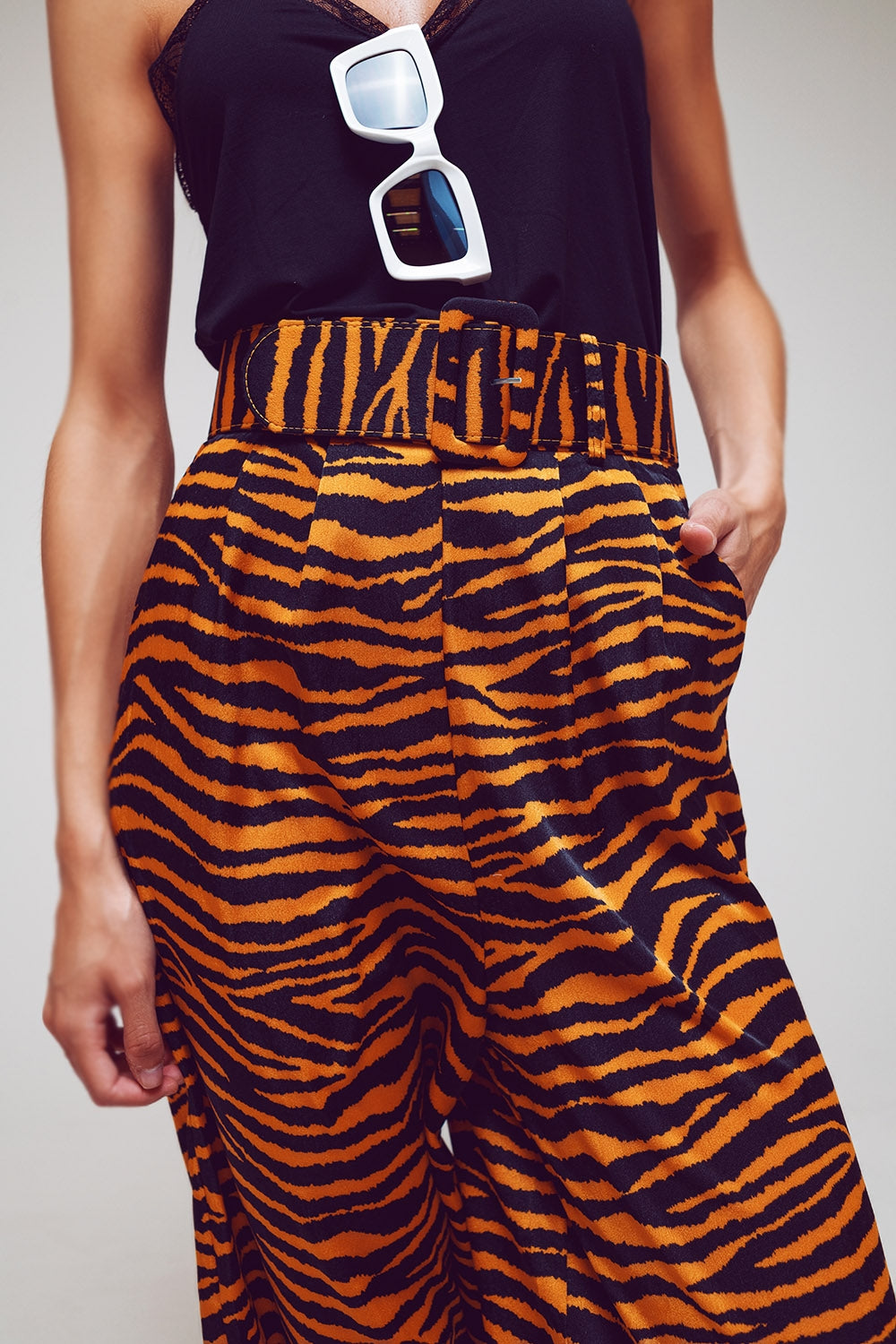 Pantalones de pierna recta con estampado animal y cinturón ancho con hebilla