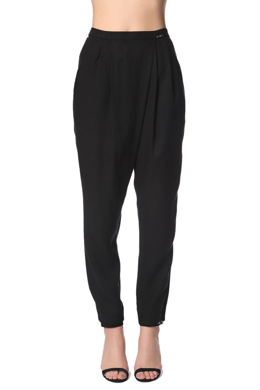 Q2 Pantalones de punto negro con pinzas con parte delantera cruzada
