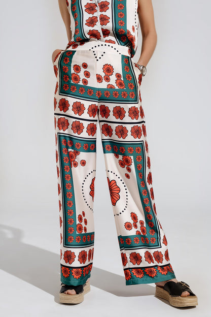 Q2 Pantalones de raso acampanados crema con diseño floral